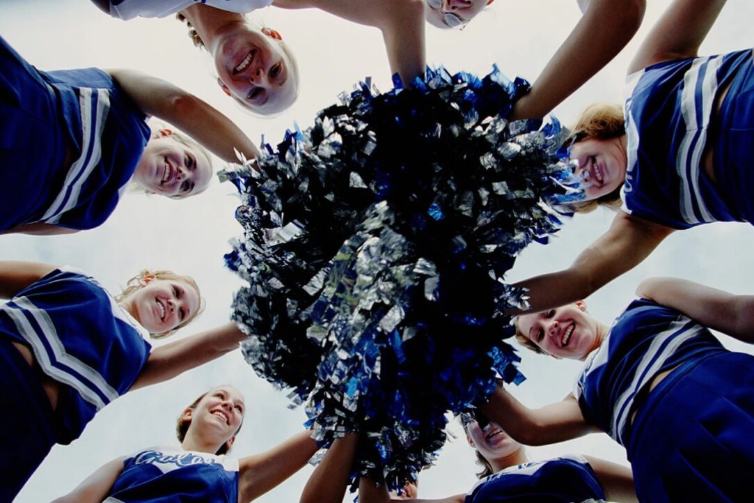 Иллюстрация к новости: Эффект чирлидерш: как мозг усредняет привлекательность и помогает ли это бизнесу